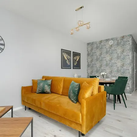 With Balcony And Free Garage By Renters Apartman Poznań